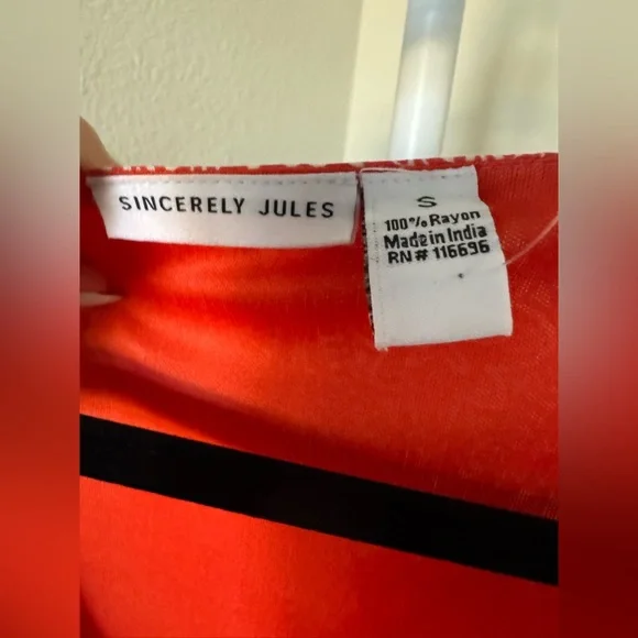 Sold. 🌺Sincerely Jules Coral Print V-Neck Sundress - Picture 4 of 4